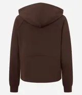 Campera deportiva con capucha ajustable, cierre frontal por cremallera, mangas largas con sisa raglán y puños ajustados. Presenta bolsillo tipo canguro y cordones con lettering estampado.