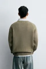 Jersey de corte relajado confeccionado en tejido de algodón. Presenta cuello redondo, manga larga y acabados en rib en puños, cuello y bajo.