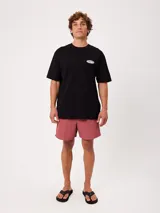 Remera blanca de manga corta y corte holgado de la marca Rusty, con estampado gráfico en la espalda con el logo de la marca en tonos grises.