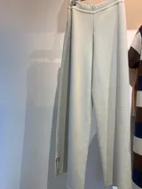 Pantalón de tejido de algodón color verde claro, de corte ancho y largo hasta el tobillo.