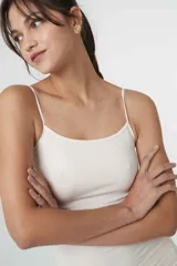 Body de microfibra negro con breteles finos y diseño sin costuras, confeccionado en tejido elástico que se adapta al cuerpo.