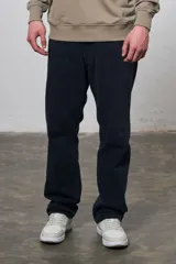 Pantalón de jean negro de corte recto, con cinco bolsillos y cierre con botón.