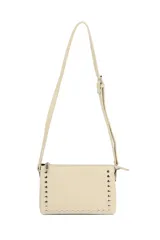 Bandolera negra con correa larga regulable y tachas plateadas en los bordes.