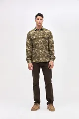 Sobrecamisa de algodón con estampado camuflado, cuello solapa, cierre frontal con botones y bolsillos en el pecho con tapa.
