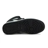 Zapatilla urbana Diadora modelo Milano II, caña alta, color blanco y negro. Diseño inspirado en el baloncesto con cordones negros y logo blanco en el lateral.