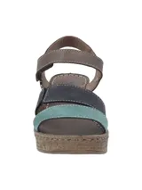 Sandalia de plataforma con suela efecto corcho, con tiras de cuero en colores marrón, azul marino y verde agua, y cierre de velcro en el tobillo.