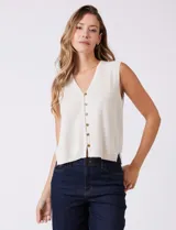 Chaleco de algodón color beige, marca Industry, con cuello en V y cierre frontal con botones marrones.