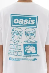Remera blanca de algodón con estampado en el frente y espalda con imágenes de la banda Oasis y referencias a sus canciones y álbumes.