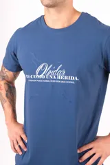 Remera azul con frase estampada en blanco: "Olvidar es como una herida. La herida puede sanar, pero deja una cicatriz".