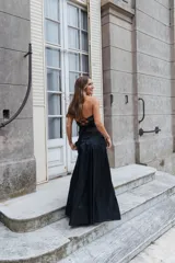 Corset strapless con escote corazón, confeccionado en una combinación de tela marrón lisa y tejido metalizado dorado con textura en la parte superior y en la cintura.
