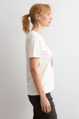 Remera de algodón blanca con estampa frontal de leopardo y texto en color rojo.