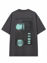 Remera negra de corte holgado, manga corta y cuello redondo. Cuenta con un pequeño estampado en el pecho con el texto "Free Future Studio" en color blanco.