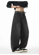Pantalón de jean negro con lavado oscuro y efecto desgastado, de corte muy ancho (baggy) y tiro medio/alto con cintura elástica. Presenta bolsillos delanteros y traseros.