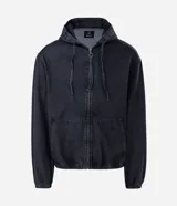 Campera tipo bomber confeccionada en tejido de jean, con cierre frontal de cremallera, capucha ajustable con cordones y bolsillos frontales. Presenta puños y cintura elásticos, ofreciendo un ajuste cómodo y un estilo urbano.