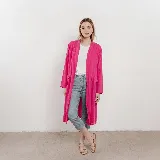 Kimono largo de lino color fucsia, con silueta fluida y caída natural.