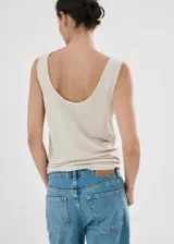Musculosa de lino color beige, de corte recto, con cuello redondo y sin mangas.