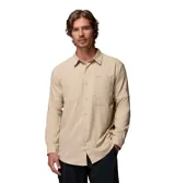 Camisa de manga larga Columbia en color beige, confeccionada en tejido técnico con tecnología Omni-Shade y Omni-Wick. Presenta cuello clásico, cierre frontal con botones y dos bolsillos frontales con solapa.