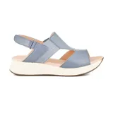Sandalias casuales Marco Donatti Sara color celeste, con plataforma blanca y suela marrón.