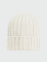 Gorro de lana tejido a punto acanalado, color bordó, con parche circular del logo de Moncler en el frente.