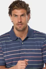 Remera polo azul marino con rayas horizontales de colores rosa, verde y celeste.
