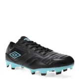 Championes de fútbol Umbro Speed HG, color negro con detalles en celeste. Presentan un diseño ergonómico con suela de tapones para superficies firmes y cierre mediante cordones.