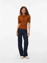 Top de manga corta color caramelo, con cuello polo y cierre frontal con broches a presión. Confeccionado en tejido de punto plano con fit regular.