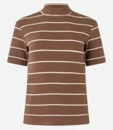 Blusa de ribana color marrón con rayas horizontales blancas, cuello medio, mangas cortas y corte ajustado.