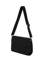 Bandolera de cuero sintético negro con textura de cocodrilo, solapa frontal con cierre magnético y el logo de la marca en relieve. Cuenta con una correa larga de tela ajustable y herrajes metálicos plateados.
