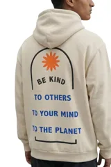 Hoodie de felpa color beige, con capucha y estampado en la espalda que incluye un diseño de sol naranja y texto en negro y azul.