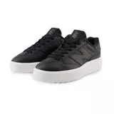Championes New Balance modelo 302, de diseño urbano con plataforma, confeccionados en cuero negro con logo lateral y suela blanca de goma.
