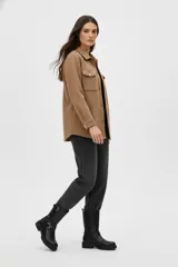 Sobrecamisa color camel con textura, cuello camisero, botones frontales y dos bolsillos de parche con solapa en el pecho.