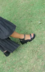 Sandalias de cuero color marrón chocolate con plataforma y taco corrido. Tira ancha sobre los dedos y tira al tobillo con hebilla dorada.