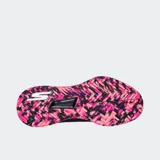 Championes deportivos Skechers modelo Viper Court Pro, color negro con detalles en fucsia. Presentan tecnología Arch Fit para soporte de arco y suela Goodyear Gold para mayor tracción y estabilidad.