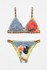 Conjunto de bikini azul con tirantes y detalles de banda estampada multicolor, y forro interior en tono verde lima.