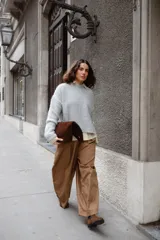 Buzo tejido en mohair de corte crop, con cuello redondo y tajos laterales. Diseño holgado con mangas largas.