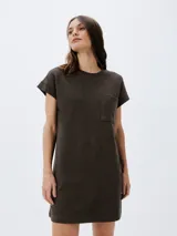 Vestido corto de corte recto y estilo minimalista, confeccionado en tejido con textura. Presenta cuello redondo, mangas cortas con dobladillo y un bolsillo aplicado en el pecho.