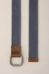 Cinturón gris de tela con hebilla metálica doble cuadrada.