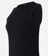 Musculosa de ribana de algodón con elastano, diseño ajustado al cuerpo, cuello redondo alto y sin mangas.