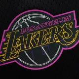 Short de básquet negro de Los Angeles Lakers, confeccionado en tejido de malla transpirable, con cintura elástica ajustable mediante cordón morado. Cuenta con detalles de los escudos del equipo estampados en las piernas.