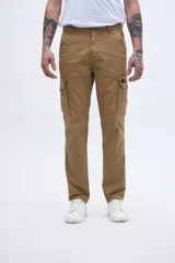 Pantalón cargo color marrón claro con bolsillos laterales y bolsillo cargo con solapa y botones.