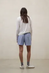 Short de lino con diseño de rayas finas, cintura elástica con cordón ajustable y bolsillos laterales.