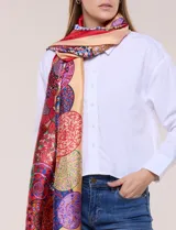 Pashmina rectangular de satén con acabado brillante y caída fluida, con un diseño de estampa gráfica multicolor en toda la superficie y terminaciones con dobladillo fino.