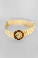 Cinturón tejido color beige con hebilla circular de madera.
