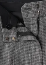 Pantalón gris de corte recto y tiro medio con tejido jaspeado, bolsillos laterales y traseros de ribete, y trabillas para cinturón.