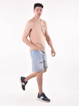 Musculosa blanca de corte clásico, con cuello redondo y sin mangas. Presenta un pequeño estampado en color naranja en el pecho.