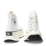 Championes de caña alta Converse modelo Chuck 70 AT CX, de color blanco. Presentan una silueta icónica con plataforma voluminosa, puntera reforzada con textura acanalada y suela dentada de goma negra para mayor tracción. Confeccionados en lona resistente con ojales metálicos y cordones al tono.