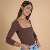 Collar con dije compuesto por tres aros entrelazados de plata 925, con cadena de eslabones tipo veneciana.