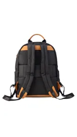 Mochila negra de tela impermeable con detalles en cuero sintético color marrón. Tiene un bolsillo grande frontal con broche, asas ajustables y faja para carry on.