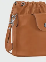 Bolso tipo crossbody de cuero, tamaño XS, con diseño de cubo y cierre de solapa con botón a presión. Incluye correa larga ajustable y cordones laterales decorativos.