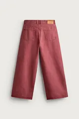 Jeans baggy fit de corte holgado y tiro medio, confeccionados en denim de algodón con efecto lavado en color bordó. Presentan diseño clásico de cinco bolsillos y cierre frontal con botones. Colección especial Fruit of the Loom x Zara.